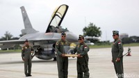Mereka bersama Prabowo terlihat mengenakan seragam pilot AU.