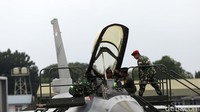 Prabowo turun dari pesawat tempur.