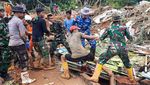 Potret Evakuasi Korban yang Tertimbun Tanah Longsor di Serasan Natuna