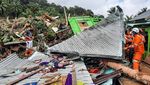 Potret Evakuasi Korban yang Tertimbun Tanah Longsor di Serasan Natuna