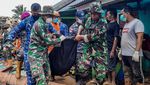Potret Evakuasi Korban yang Tertimbun Tanah Longsor di Serasan Natuna
