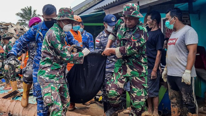 Potret Evakuasi Korban yang Tertimbun Tanah Longsor di Serasan Sejumlah petugas SAR gabungan mengevakuasi jenazah korban bencana tanah longsor di Kampung Molon, Desa Pangkalan, Kecamatan Serasan, Kabupaten Natuna, Kepulauan Riau, Rabu (8/3/2023). Berdasarkan data dari tim gabungan tanggap bencana Serasan dan Serasan Timur hingga Rabu (8/3/2023) pukul 10:30 WIB, sebanyak 12 orang dinyatakan meninggal, 42 orang hilang, 1.216 orang mengungsi dan 30 rumah tertimbun material longsor. ANTARA FOTO/Cherman/Lmo/nym.