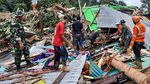 Potret Evakuasi Korban yang Tertimbun Tanah Longsor di Serasan Natuna