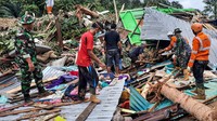 Sejumlah petugas SAR gabungan melakukan pencarian korban tertimbun tanah longsor di Kampung Molon, Desa Pangkalan, Kecamatan Serasan, Kabupaten Natuna, Kepulauan Riau, Rabu (8/3/2023).