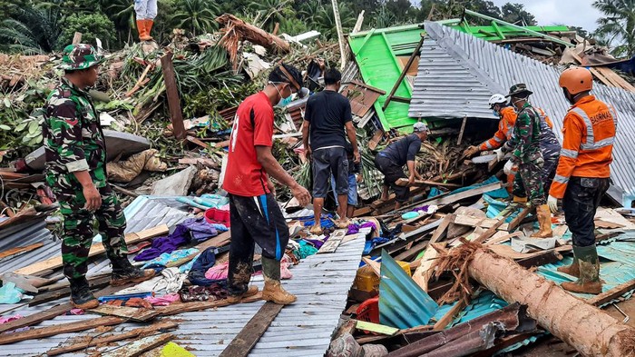 Sejumlah petugas SAR gabungan mengevakuasi jenazah korban bencana tanah longsor di Kampung Molon, Desa Pangkalan, Kecamatan Serasan, Kabupaten Natuna, Kepulauan Riau, Rabu (8/3/2023). Berdasarkan data dari tim gabungan tanggap bencana Serasan dan Serasan Timur hingga Rabu (8/3/2023) pukul 10:30 WIB, sebanyak 12 orang dinyatakan meninggal, 42 orang hilang, 1.216 orang mengungsi dan 30 rumah tertimbun material longsor. ANTARA FOTO/Cherman/Lmo/nym.