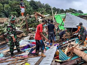 Potret Evakuasi Korban yang Tertimbun Tanah Longsor di Serasan Natuna