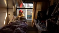 Kabin sempit mereka, selebar jendela kereta api, menampung beberapa barang penting dan lebih hangat di malam yang dingin daripada tenda.  