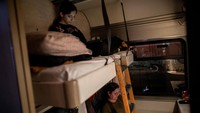 Sabriye berbagi kabin tidur dengan Nehir yang berusia 13 tahun selama 18 hari terakhir. Biasanya mereka bepergian dengan kereta api, tapi kini situasinya berbeda.  