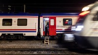 Tangga pijakan dan bangku kecil menghiasi rel untuk membantu orang mencapai gerbong. Kadang-kadang, seorang pegawai stasiun memperingatkan orang-orang yang selamat yang berjalan melintasi rel bahwa kereta api sedang mendekat. Mula-mula, setiap kereta yang lewat membunyikan klaksonnya, itu akan mengagetkan Sabriye dan Nehir. Tapi semua mulai terbiasa.
