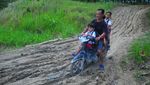 Potret Mirisnya Jalan Rusak di Grobogan
