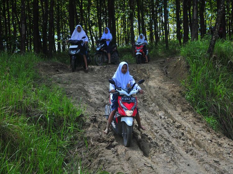 Potret Mirisnya Jalan Rusak di Grobogan