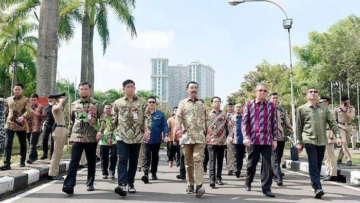 Potret Rangkaian Stadium General IPDN Institut Pemerintahan Dalam Negeri menggelar Stadium General secara daring & luring di Kampus IPDN Jatinangor dengan diikuti secara daring oleh praja di seluruh kampus daerah.