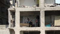 Sejumlah warga bertahan di bangunan yang rusak sebagian setelah gempa dahsyat mengguncang Aleppo, Suriah. Satu bulan setelah gempa dahsyat di Turki dan Suriah, mereka yang selamat menghadapi masa depan yang tidak pasti. Salah satu persoalan paling serius adalah menemukan tempat yang aman untuk ditinggali. REUTERS/Firas Makdesi