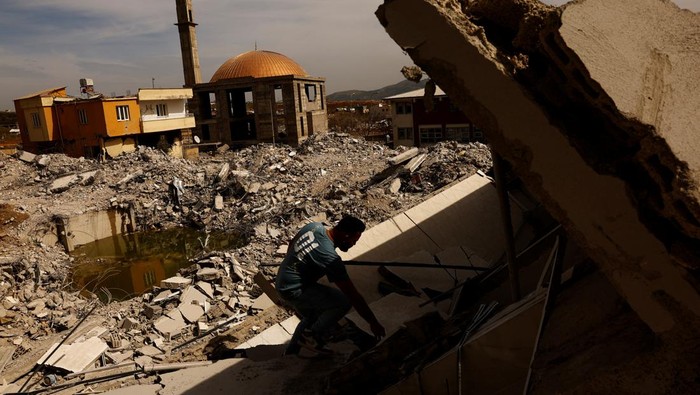 Potret Sebulan Setelah Gempa Dahsyat Terjang Turki-Suriah Ibrahim Kurt helps salvage belongings from a collapsed home in the aftermath of a deadly earthquake in Nurdagi, Turkey, March 5, 2023. REUTERS/Susana Vera