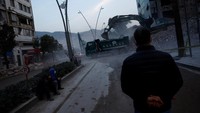 Puing-puing bangunan yang runtuh akibat gempa mulai dibersihkan. Setidaknya 156 ribu bangunan di Turki dilaporkan telah roboh atau hancur berat.