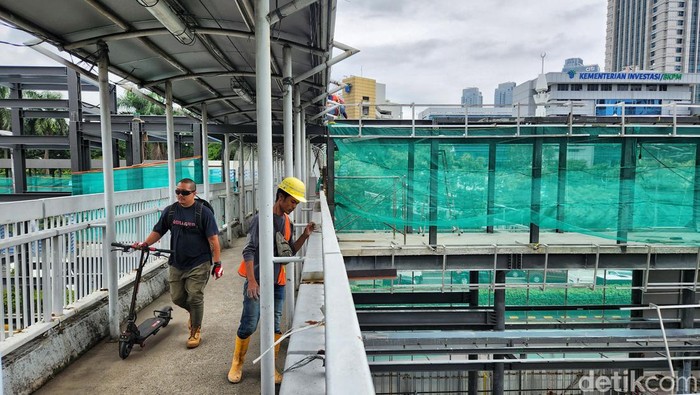 Potret Terkini Proyek Halte TransJakarta Gatot Subroto LIPI Halte TransJakarta Gatot Subroto LIPI merupakan salah satu bagian dari royek revitalisasi 46 halte Transjakarta. Begini potret terkininya.