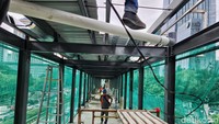 Para pekerja beraktivitas di proyek Halte TransJakarta Gatot Subroto LIPI, Jakarta Selatan, Rabu (8/3/2023).