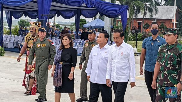 Presiden RI akan menyerahkan pesawat C-130 J Super Hercules A-1339 dan C-130H A-1315 kepada Menhan RI dilanjutkan acara penyematan Brevet Penerbang Kehormatan Kelas I dari Kasau kepada Menhan RI di Apron Gedung Pandawa Lanud Halim Perdana Kusuma, Jakarta. (CNBC Indonesia/Emir Yanwardhana)