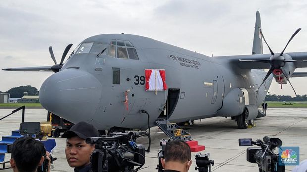 Presiden RI akan menyerahkan pesawat C-130 J Super Hercules A-1339 dan C-130H A-1315 kepada Menhan RI dilanjutkan acara penyematan Brevet Penerbang Kehormatan Kelas I dari Kasau kepada Menhan RI di Apron Gedung Pandawa Lanud Halim Perdana Kusuma, Jakarta. (CNBC Indonesia/Emir Yanwardhana)