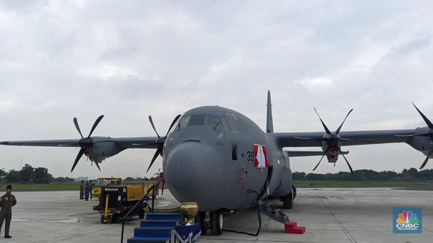 Presiden RI akan menyerahkan pesawat C-130 J Super Hercules A-1339 dan C-130H A-1315 kepada Menhan RI dilanjutkan acara penyematan Brevet Penerbang Kehormatan Kelas I dari Kasau kepada Menhan RI di Apron Gedung Pandawa Lanud Halim Perdana Kusuma, Jakarta. (CNBC Indonesia/Emir Yanwardhana)