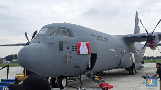 Presiden RI akan menyerahkan pesawat C-130 J Super Hercules A-1339 dan C-130H A-1315 kepada Menhan RI dilanjutkan acara penyematan Brevet Penerbang Kehormatan Kelas I dari Kasau kepada Menhan RI di Apron Gedung Pandawa Lanud Halim Perdana Kusuma, Jakarta. (CNBC Indonesia/Emir Yanwardhana)