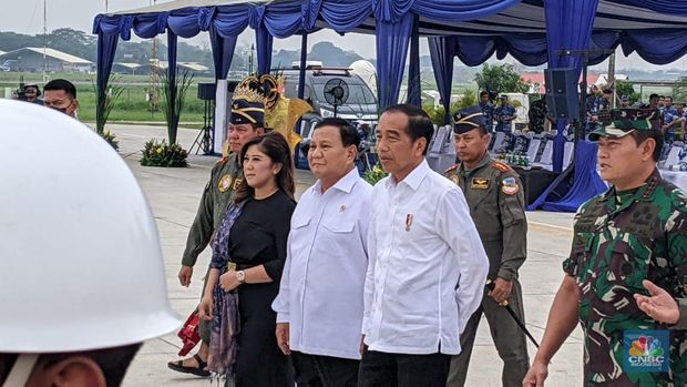 Presiden RI akan menyerahkan pesawat C-130 J Super Hercules A-1339 dan C-130H A-1315 kepada Menhan RI dilanjutkan acara penyematan Brevet Penerbang Kehormatan Kelas I dari Kasau kepada Menhan RI di Apron Gedung Pandawa Lanud Halim Perdana Kusuma, Jakarta. (CNBC Indonesia/Emir Yanwardhana)