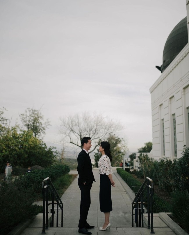 Gaya busana pilihan putri pasangan Hary Tanoesoedibjo dan Liliana ini terlihat simpel namun tetap berkelas dan elegan. Foto: Instagram/@valenciatanoe