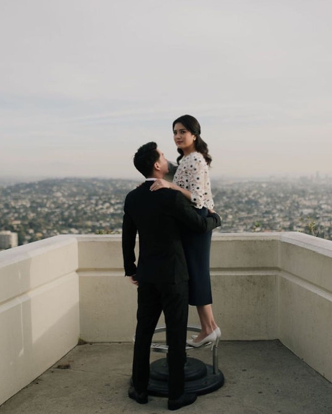 Pemotretan prewedding Kevin Sanjaya dan Valencia Tanoeseodibjo. Pasangan yang menikah pada Maret 2023 ini menjalani pemotretan di Griffith Observatory, Los Angeles, Amerika Serikat. Tempat ini berlokasi di lereng yang menghadap selatan Gunung Hollywood Los Angeles di Griffith Park. Foto: Instagram/@valenciatanoe