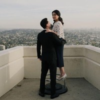 Pemotretan prewedding Kevin Sanjaya dan Valencia Tanoeseodibjo. Pasangan yang menikah pada Maret 2023 ini menjalani pemotretan di Griffith Observatory, Los Angeles, Amerika Serikat. Tempat ini berlokasi di lereng yang menghadap selatan Gunung Hollywood Los Angeles di Griffith Park. Foto: Instagram/@valenciatanoe