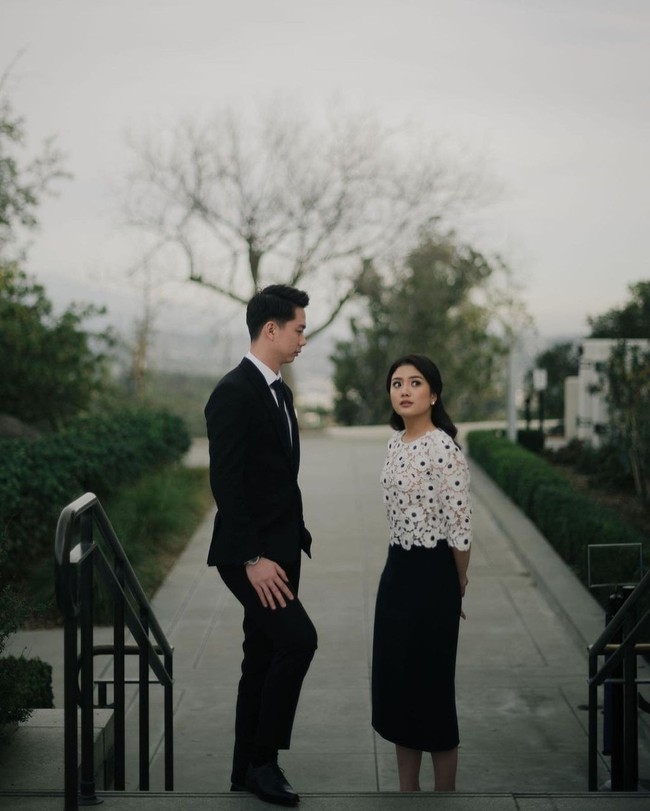 Pemotretan prewedding Kevin Sanjaya dan Valencia Tanoeseodibjo mengusung tema Old Hollywood dengan nuansa monokrom hitam-putih. Foto: Instagram/@valenciatanoe