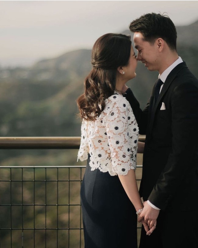 Pasangan yang bertunangan pada 2 Agustus 2022 ini tak sungkan memperlihatkan kemesraan mereka di foto prewedding. Foto: Instagram/@valenciatanoe