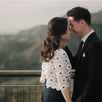 Pasangan yang bertunangan pada 2 Agustus 2022 ini tak sungkan memperlihatkan kemesraan mereka di foto prewedding. Foto: Instagram/@valenciatanoe