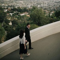 Kevin Sanjaya memilih gaya formal dengan setelan jas hitam yang dipadukan kemeja putih serta dasi dan sepatu pantofel. Gayanya semakin mengentalkan nuansa vintage a la Hollywood. Foto: Instagram/@valenciatanoe