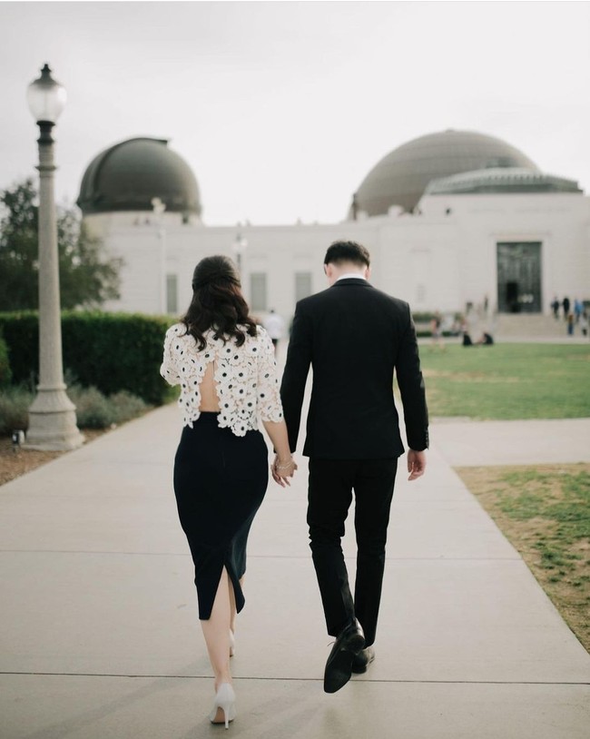 Valencia Tanoesoedibjo mengenakan blouse berdetail emboridery bentuk bunga yang dipadankan rok pensil hitam dari koleksi Oscar de la Renta. Foto: Instagram/@valenciatanoe