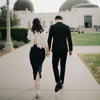 Valencia Tanoesoedibjo mengenakan blouse berdetail emboridery bentuk bunga yang dipadankan rok pensil hitam dari koleksi Oscar de la Renta. Foto: Instagram/@valenciatanoe