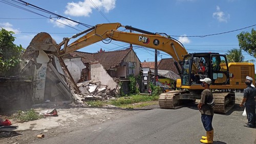 Proses eksekusi lahan di Banjar Tenten, Desa Adat Banjaranyar, Kecamatan Kediri, Kabupaten Tabanan, Bali, Rabu (8/3/2023). Lahan tersebut sempat menjadi sengketa dan diklaim desa adat sebagai karang ayahan desa.