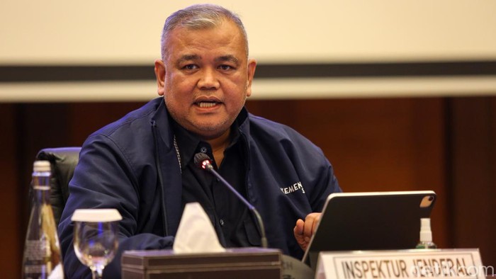 Rafael Alun Trisambodo akhirnya dipecat dari statusnya sebagai aparatur sipil negara (ASN) institusi Direktorat Jenderal Pajak. Pemecatan itu diumumkan Kemenkeu secara resmi, Rabu (8/3/2023).