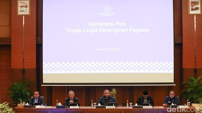 Rafael Alun Trisambodo Akhirnya Dipecat! Rafael Alun Trisambodo akhirnya dipecat dari statusnya sebagai aparatur sipil negara (ASN) institusi Direktorat Jenderal Pajak. Pemecatan itu diumumkan Kemenkeu secara resmi, Rabu (8/3/2023).