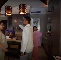 Di sebelah ruang keluarga terdapat dapur yang tak kalah elegan dan mewah. Dilengkapi dengan 3 lampu gantung bernuansa warm, dapur tersebut terlihat cukup lengkap. Terdapat kulkas, kitchen set, kompor, dan peralatan dapur lainnya. Foto: YouTube/Rans Entertainment