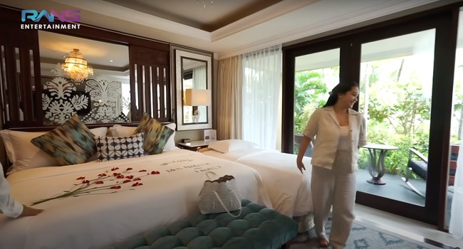 Penampakan dari salah satu kamar tidur di villa sewaan Raffi dan Nagita. Terlihat pada bagian kasurnya sudah dihiasi dengan mawar dan ucapan selamat datang untuk Nagita Slavina dan keluarga. Foto: YouTube/Rans Entertainment