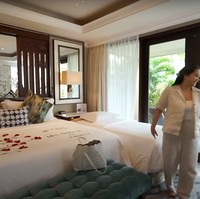 Penampakan dari salah satu kamar tidur di villa sewaan Raffi dan Nagita. Terlihat pada bagian kasurnya sudah dihiasi dengan mawar dan ucapan selamat datang untuk Nagita Slavina dan keluarga. Foto: YouTube/Rans Entertainment