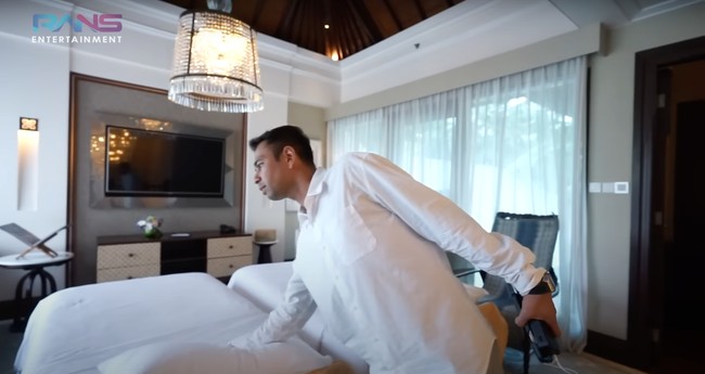 Di lantai 2 villa terdapat dua buah ekstra bed yang letaknya di luar kamar. Walaupun di luar kamar namun tetap terlihat nyaman dengan dilengkapi sofa dan kursi pada bagian kiri dan kanan kasur serta sebuah televisi. Foto: YouTube/Rans Entertainment