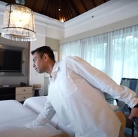 Di lantai 2 villa terdapat dua buah ekstra bed yang letaknya di luar kamar. Walaupun di luar kamar namun tetap terlihat nyaman dengan dilengkapi sofa dan kursi pada bagian kiri dan kanan kasur serta sebuah televisi. Foto: YouTube/Rans Entertainment