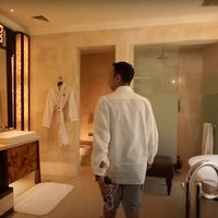 Kalau yang satu ini penampakan kamar mandi di dalam kamar utama villa. Dengan lampu-lampu berwarna kuning, kamar mandi tersebut jadi memancarkan nuansa hangat dan nyaman. Kamar mandi yang cukup luas itu juga dilengkapi dengan bathtub. Foto: YouTube/Rans Entertainment
