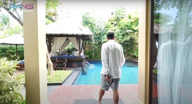 Di halaman villa juga terdapat kolam renang pribadi dan tempat-tempat untuk bersantai. Dikelilingi tanaman hijau, halaman villa jadi terlihat begitu asri. Foto: YouTube/Rans Entertainment