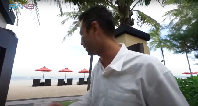Villa mewah tersebut juga memiliki akses langsung menuju ke private beach. Dengan demikian para tamu penginapan dapat menikmati suasana pantai melalui akses yang mudah dari villa. Foto: YouTube/Rans Entertainment