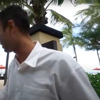 Villa mewah tersebut juga memiliki akses langsung menuju ke private beach. Dengan demikian para tamu penginapan dapat menikmati suasana pantai melalui akses yang mudah dari villa. Foto: YouTube/Rans Entertainment