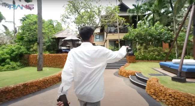 Berlibur di Bali bersama keluarga dan rekan-rekannya, Raffi Ahmad menyewa 2 villa mewah. 1 villa memiliki 4 kamar, sementara lainnya 3 kamar. Tak tanggung-tanggung, menurut penuturan Raffi dalam vlog di akun YouTubenya, biaya sewa villa tersebut per malamnya mencapai Rp 135 juta. Foto: YouTube/Rans Entertainment