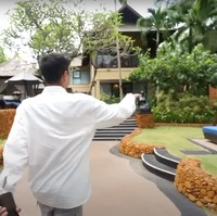 Berlibur di Bali bersama keluarga dan rekan-rekannya, Raffi Ahmad menyewa 2 villa mewah. 1 villa memiliki 4 kamar, sementara lainnya 3 kamar. Tak tanggung-tanggung, menurut penuturan Raffi dalam vlog di akun YouTubenya, biaya sewa villa tersebut per malamnya mencapai Rp 135 juta. Foto: YouTube/Rans Entertainment