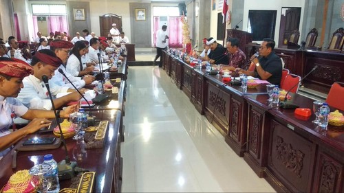 Rapat kerja antara DPRD dan Pemkab Tabanan soal perda yang belum dijabarkan lewat perbup, Rabu (8/3/2023).